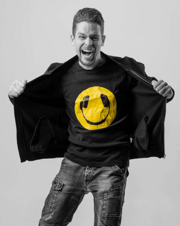 Bas Met Koptelefoon Op Shirt 614x768