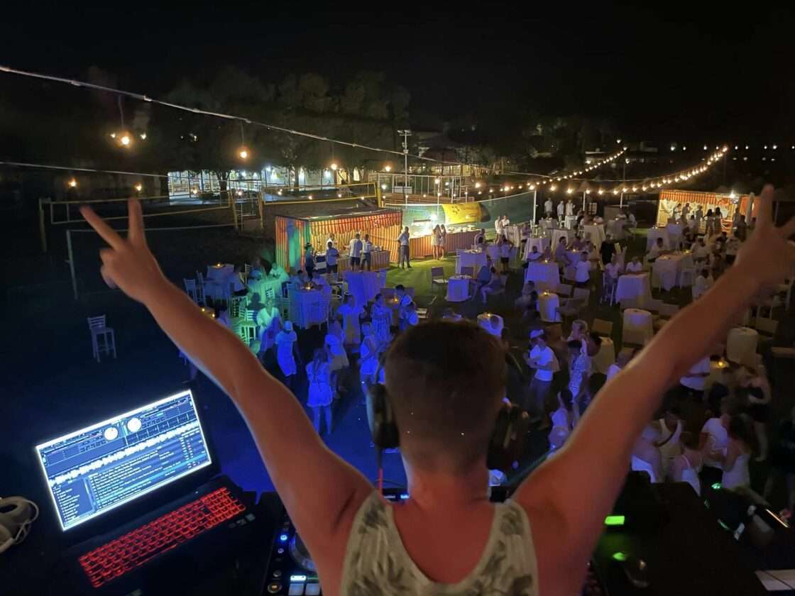 Bas Treedt Op In Egypte Voor Publiek 1120x840