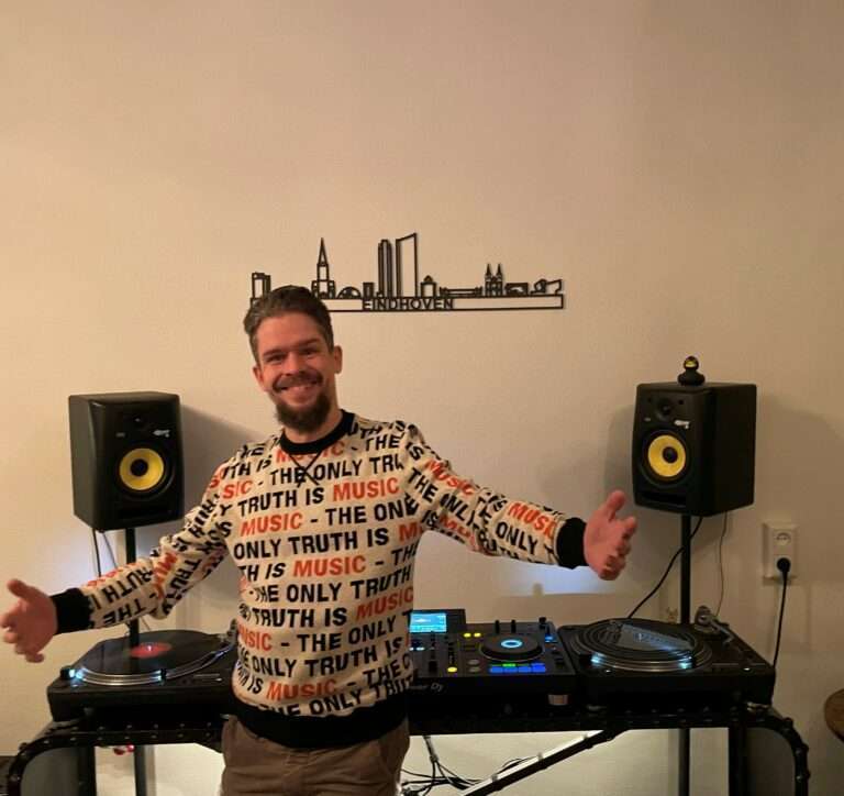Bas Voor Dj Set In Eindhoven 768x724