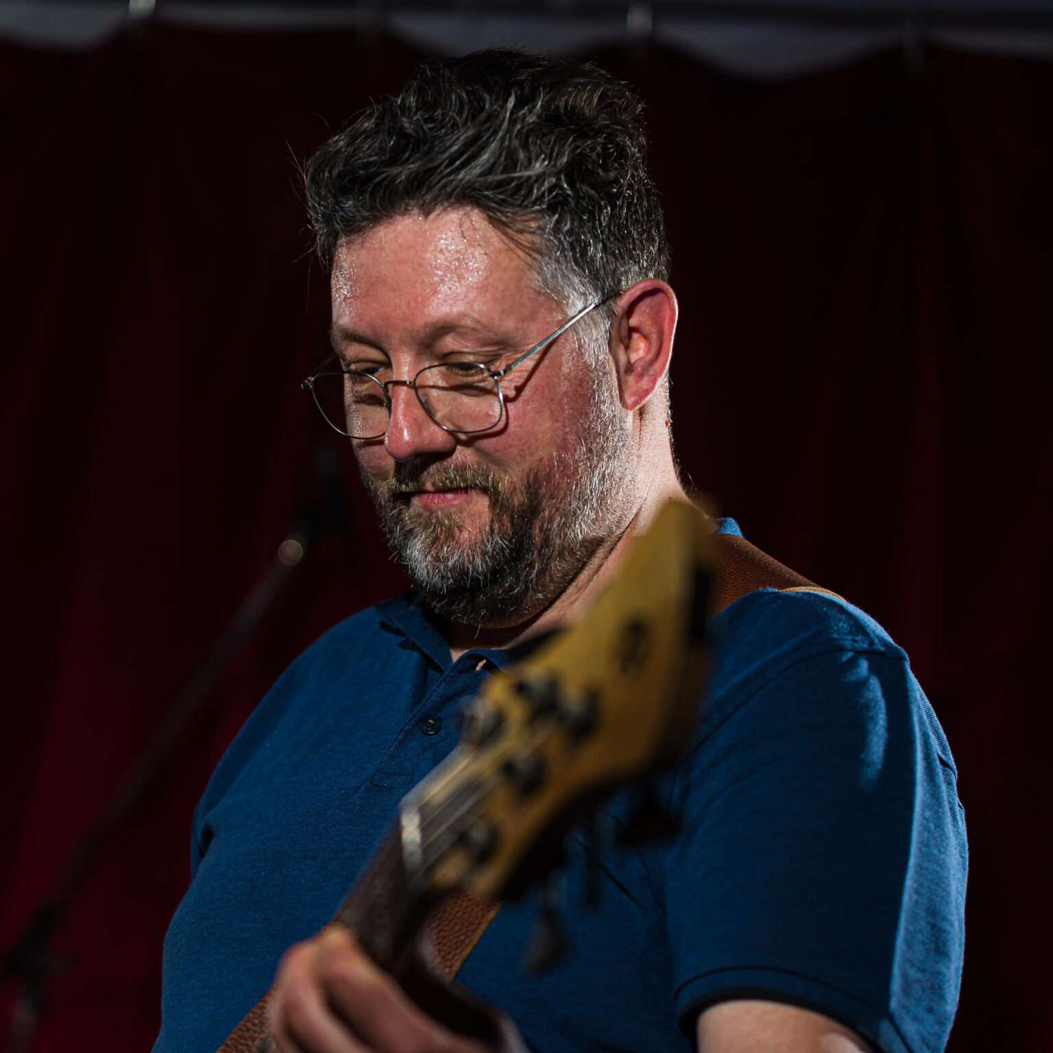 Bob Speelt Basgitaar En Kijkt Naar Beneden 1 1536x1536