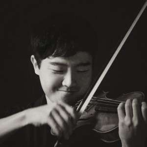 joshua speelt lachend viool