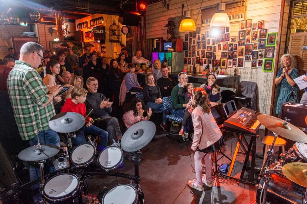 Leerling Zingt Voor Publiek En Docent Coacht Tijdens Optreden
