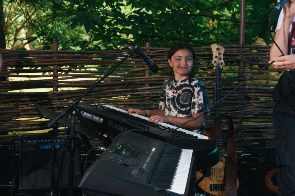 Leerling Speelt Piano En Lacht