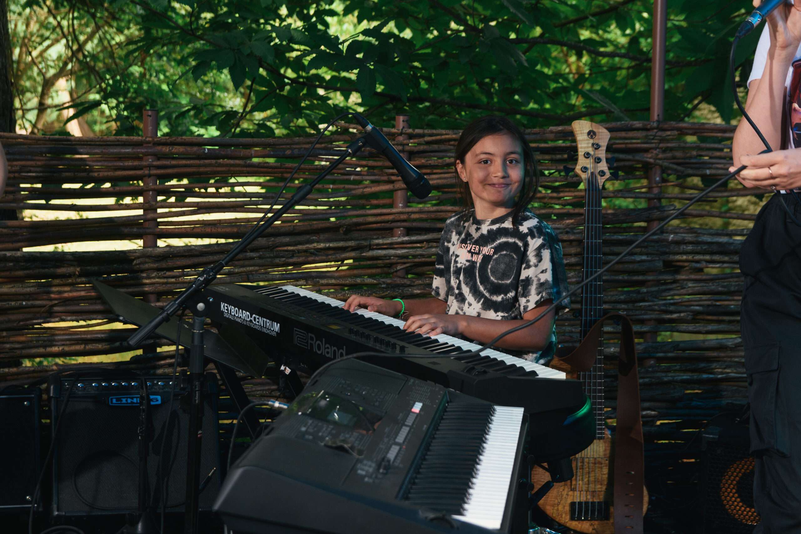 Leerling Speelt Piano En Lacht