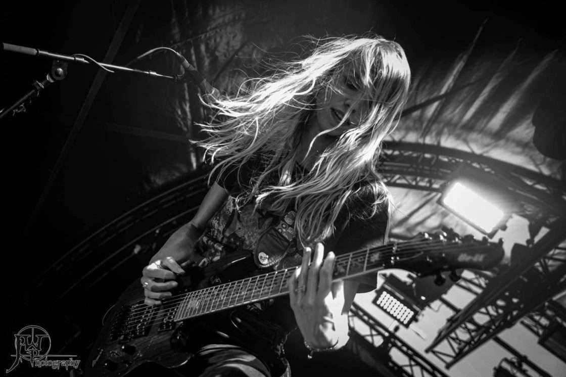 Simone Dichtbij Op Gitaar 1120x746