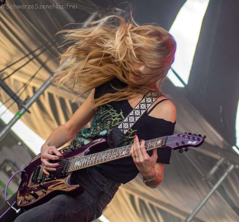 Simone Op Gitaar Met Wild Haar 768x715
