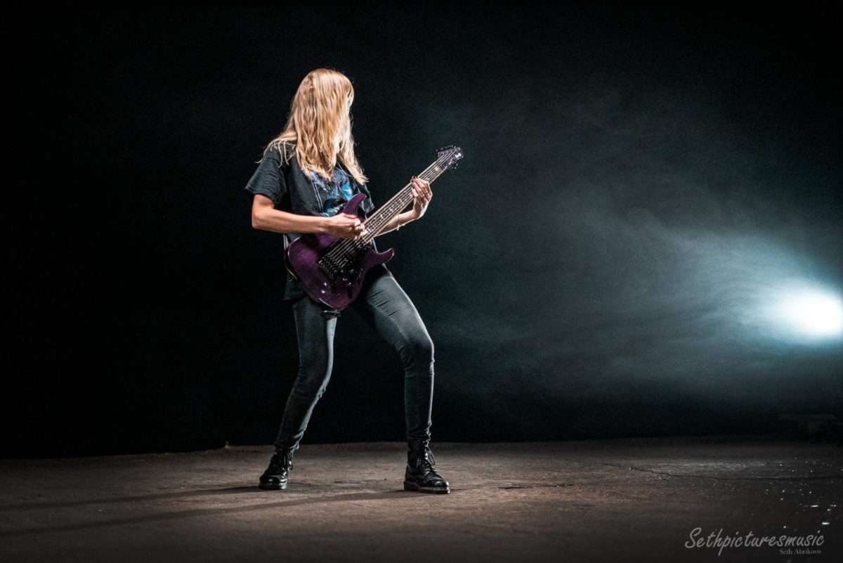 Simone Op Gitaar Verscholen Achter Haren