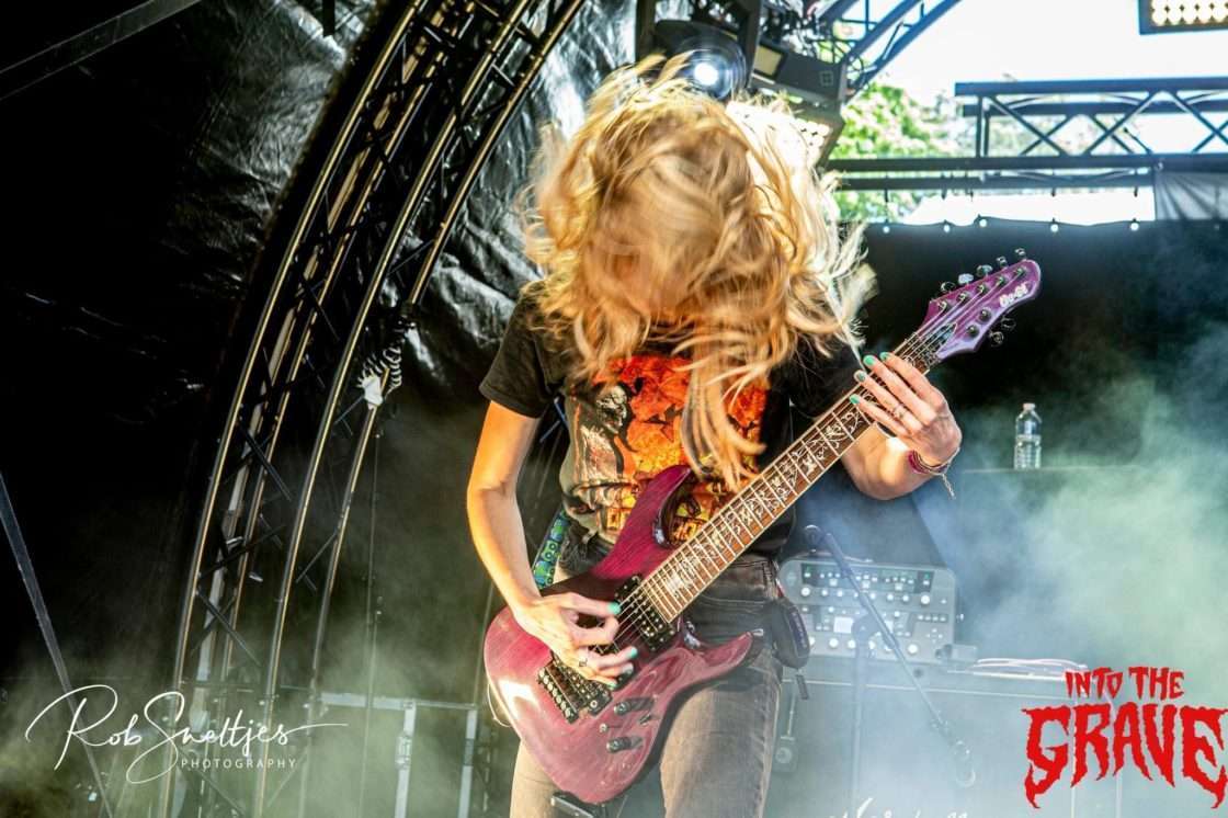 Simone Speelt Gitaar Met Haar Voor Gezicht 1120x746