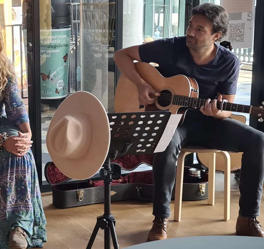 Tim Zit En Speelt Gitaar