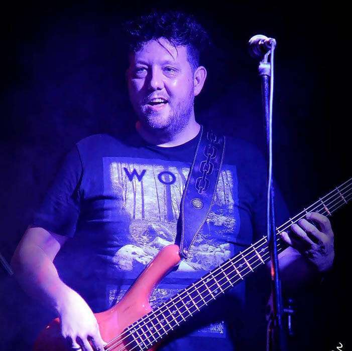 Bob Willemstein Heeft Het Warm Tijdens Basgitaar Spelen