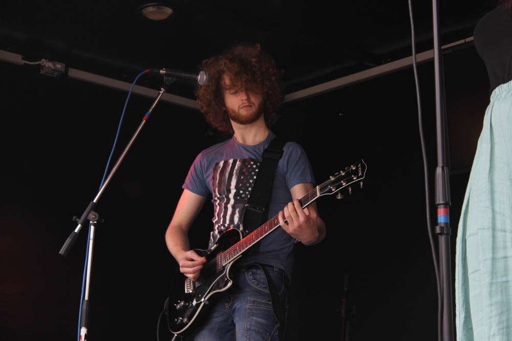 Daniel Speelt Gitaar Op Het Podium