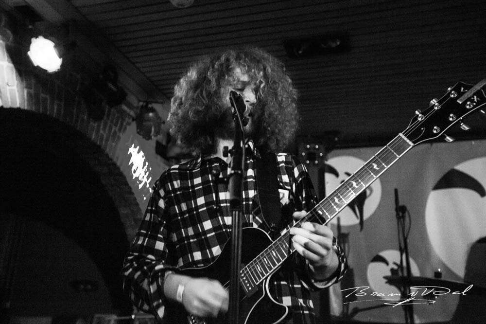 Daniel Speelt Gitaarsolo Op Het Podium