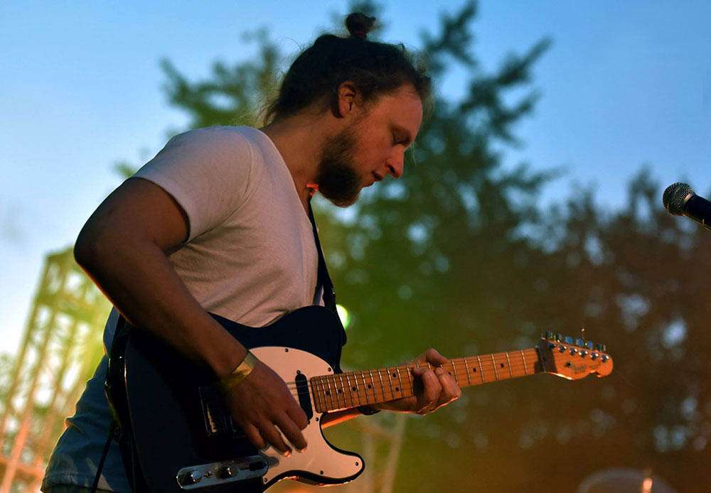 Jornt Duyx Staat Gitaar Te Spelen