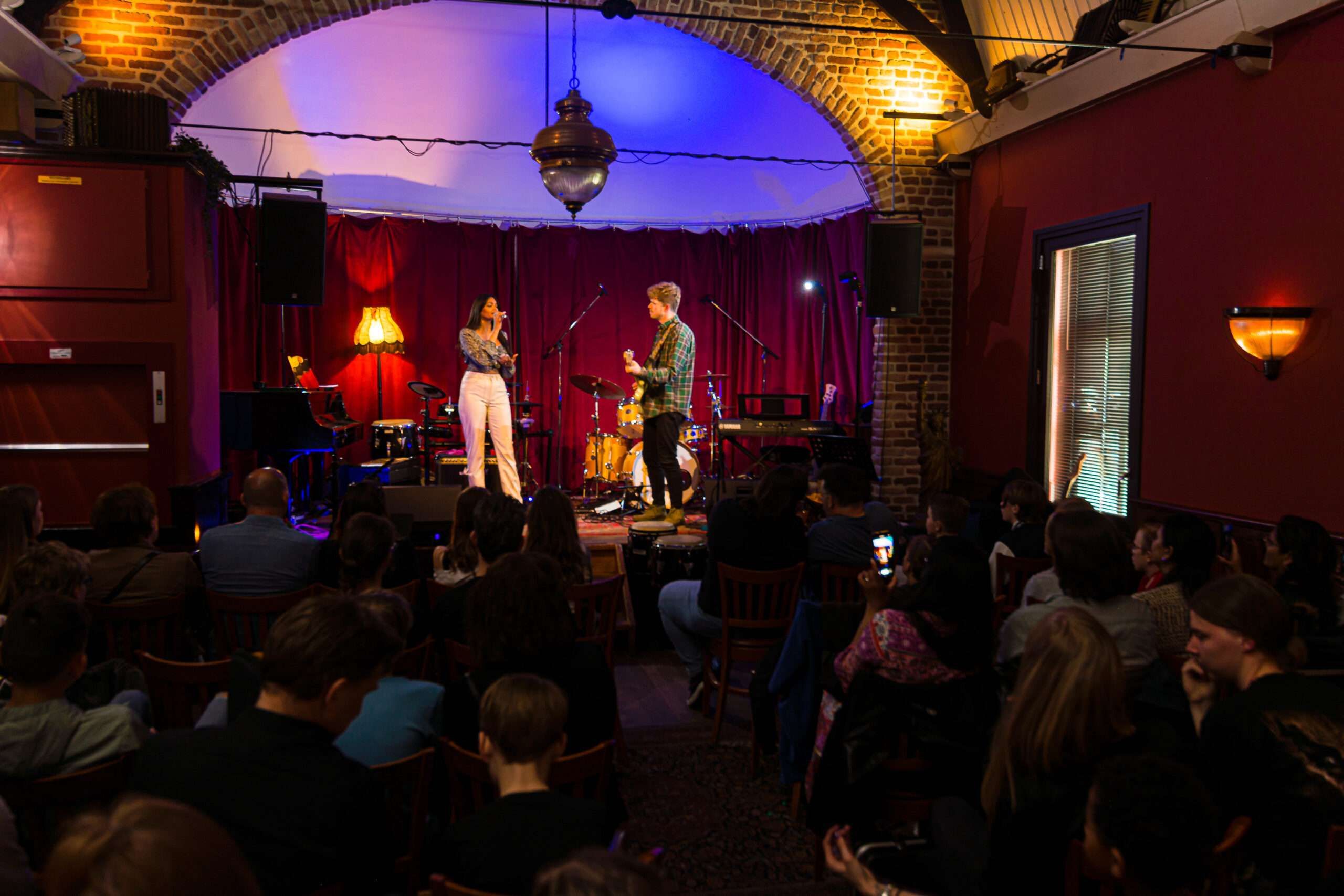 Leerling Zingt En Docent Speelt Gitaar Op Podium